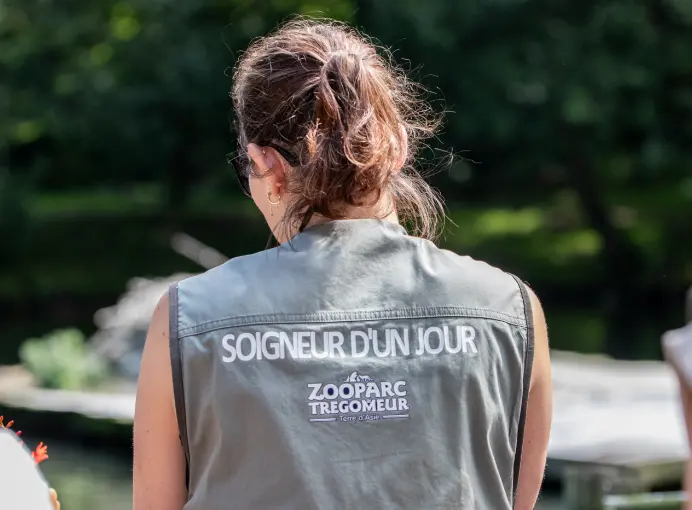 Participante de dos portant le gilet « Soigneur d'un jour » du ZooParc