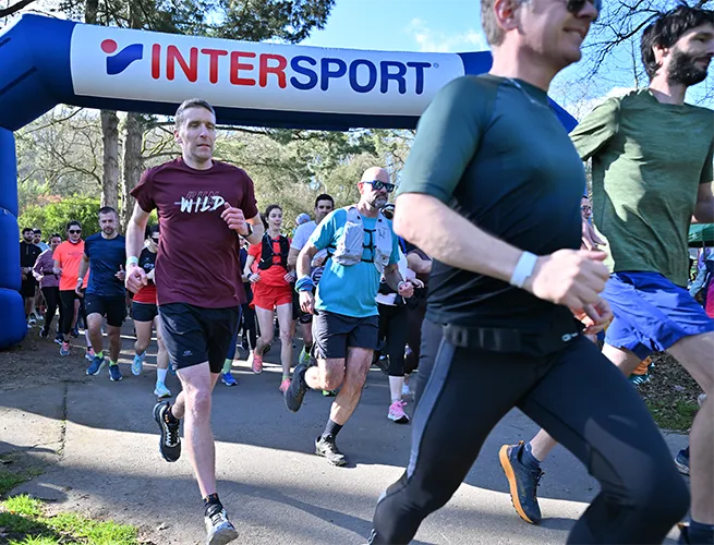 Coureurs au départ de la course Breizh Asia, sous l'arche Intersport