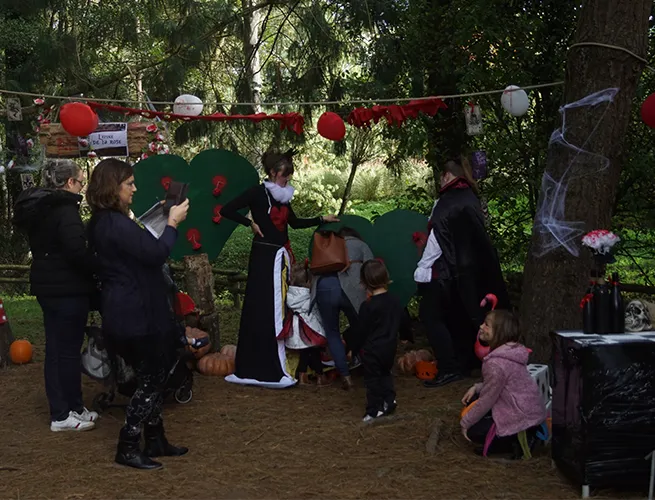Visiteurs dans un décor d'Halloween avec citrouilles, toiles d'araignée et personnages en costume