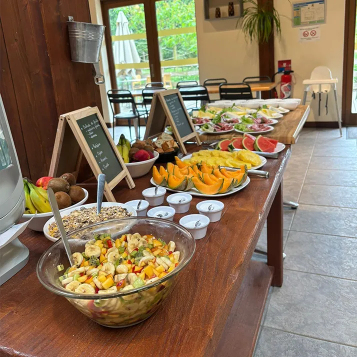 Buffet de fruits frais et de salades au restaurant du ZooParc de Trégomeur